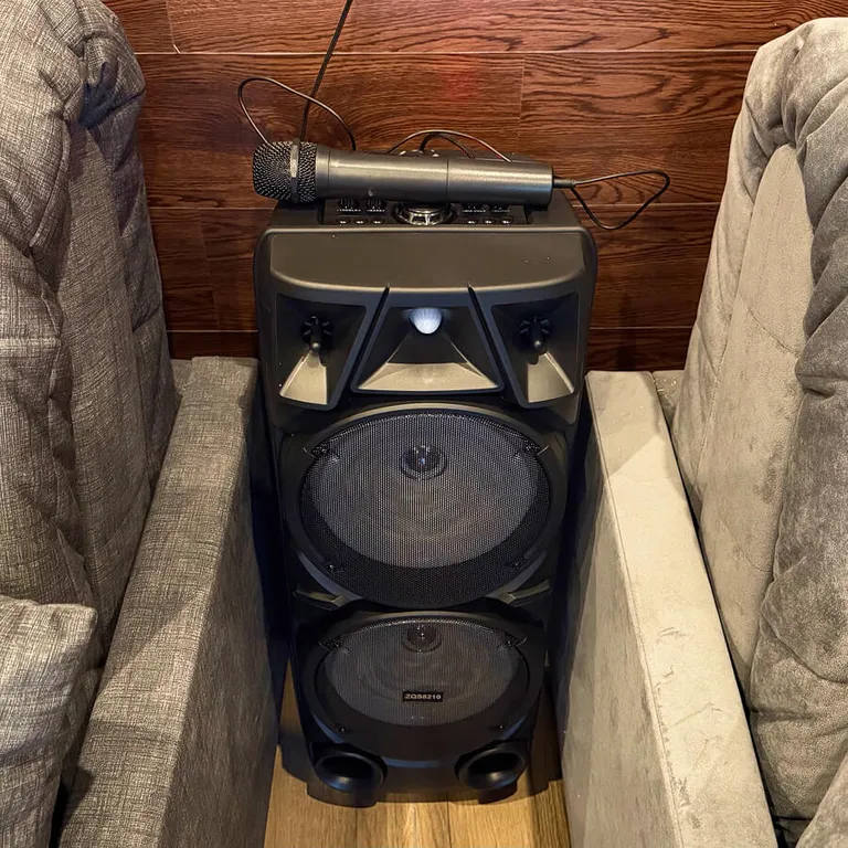 Большая студия с камином и русской печкой