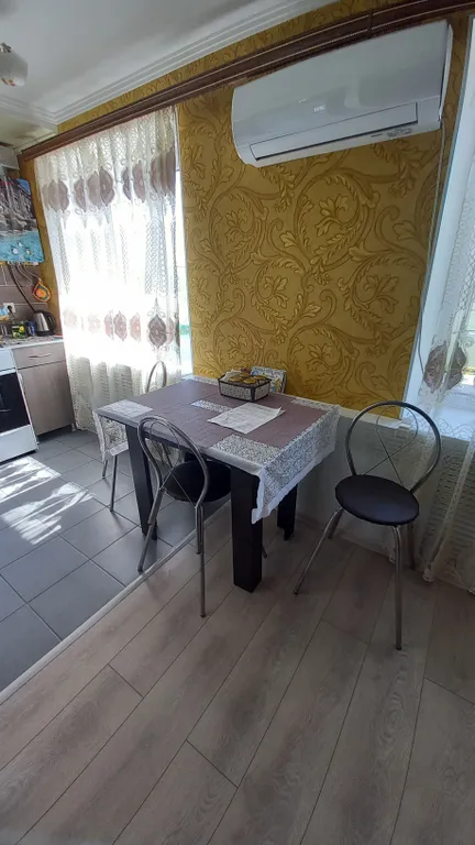 Уютная квартира в центре города с видом на гору Змейка