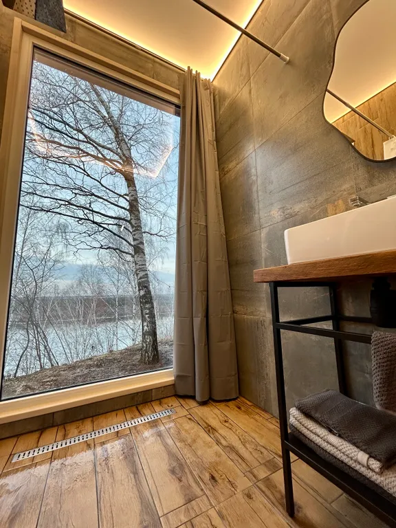 Дом с чаном на берегу реки