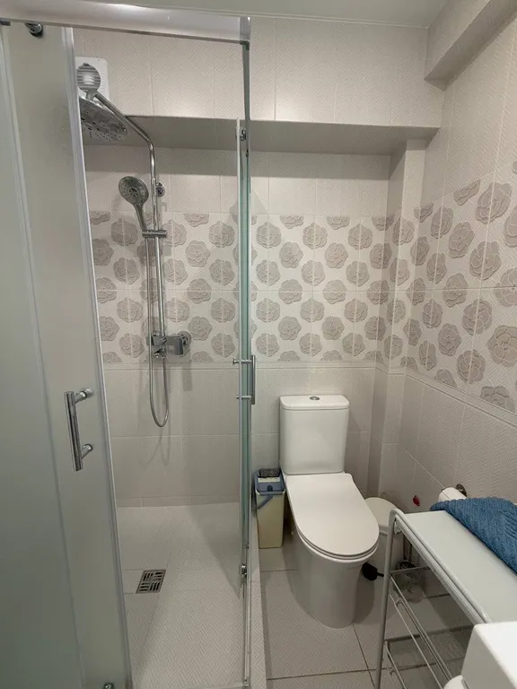 Ретро студия с панорамными окнами с видом на море, бассейн