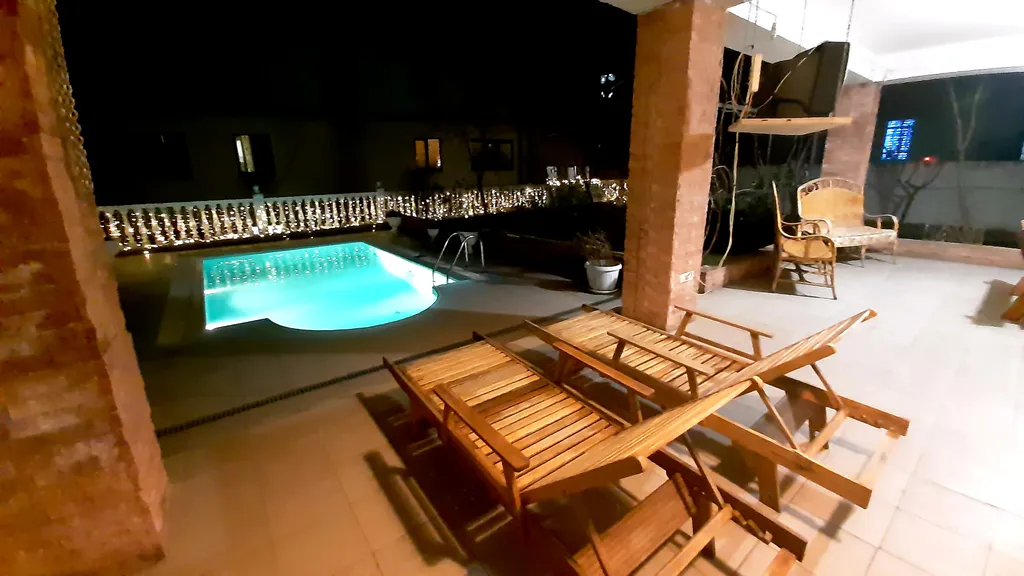 Дом с бассейном недалеко от моря