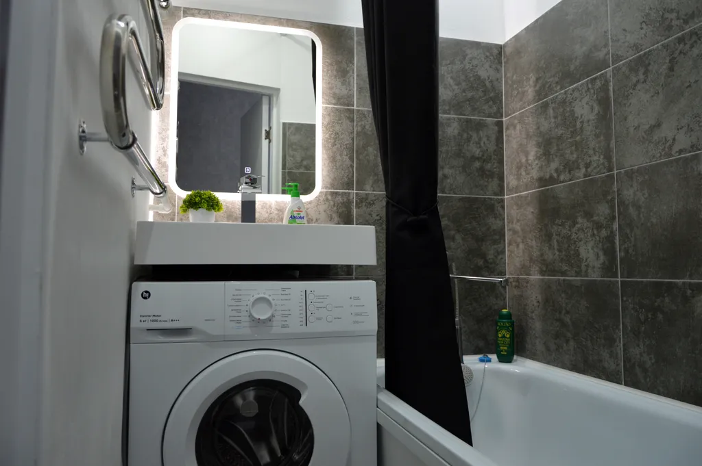 2-комнатная квартира в центре на втором этаже с застеклённым балконом