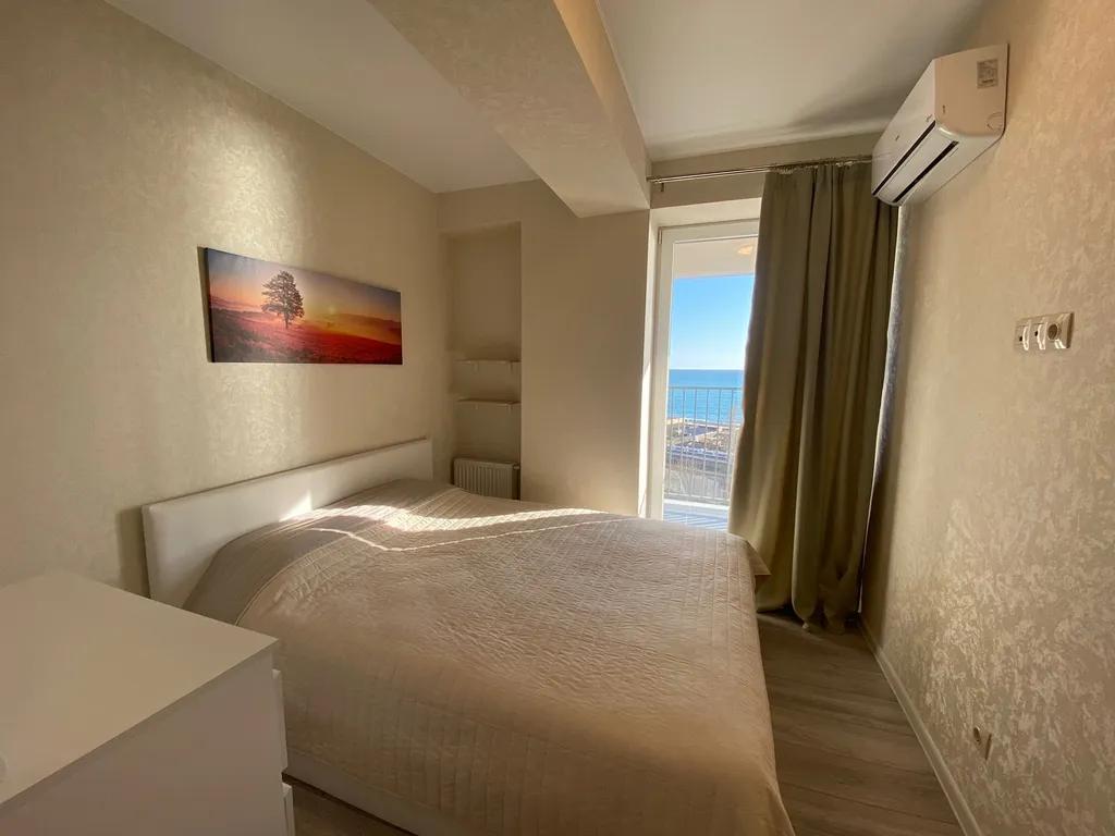 2-комнатная квартира с панорамными окнами у моря