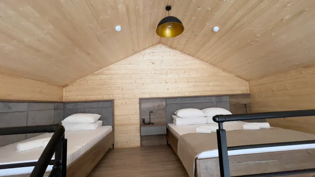 Двухуровневый дом с огромным витражным окном и видом на горы