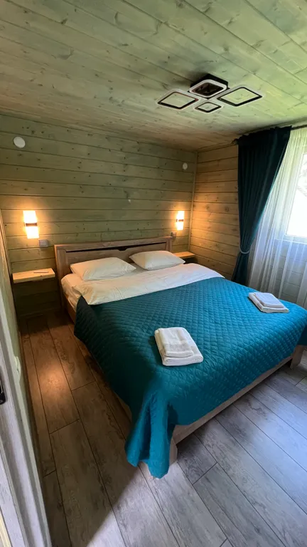 Коттедж с видом на реку и горы (4)