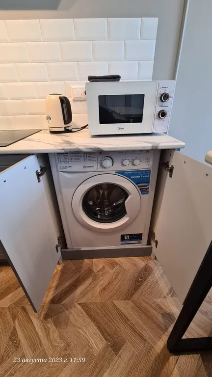 Студия с панорамным видом и джакузи в стиле неоклассика