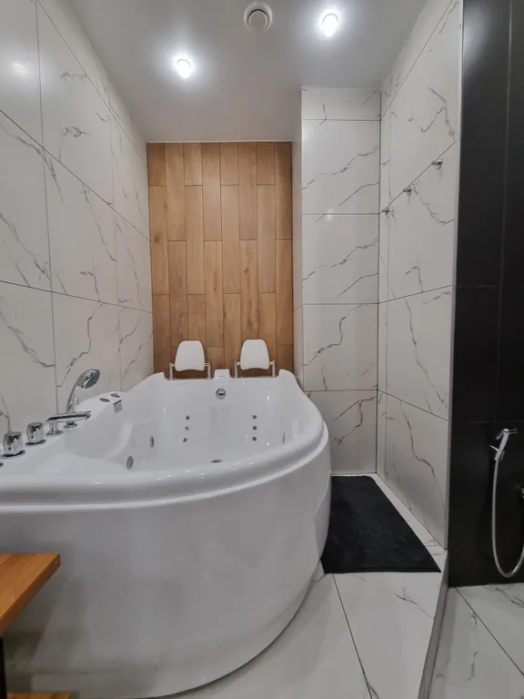 Современные апартаменты с джакузи у озера