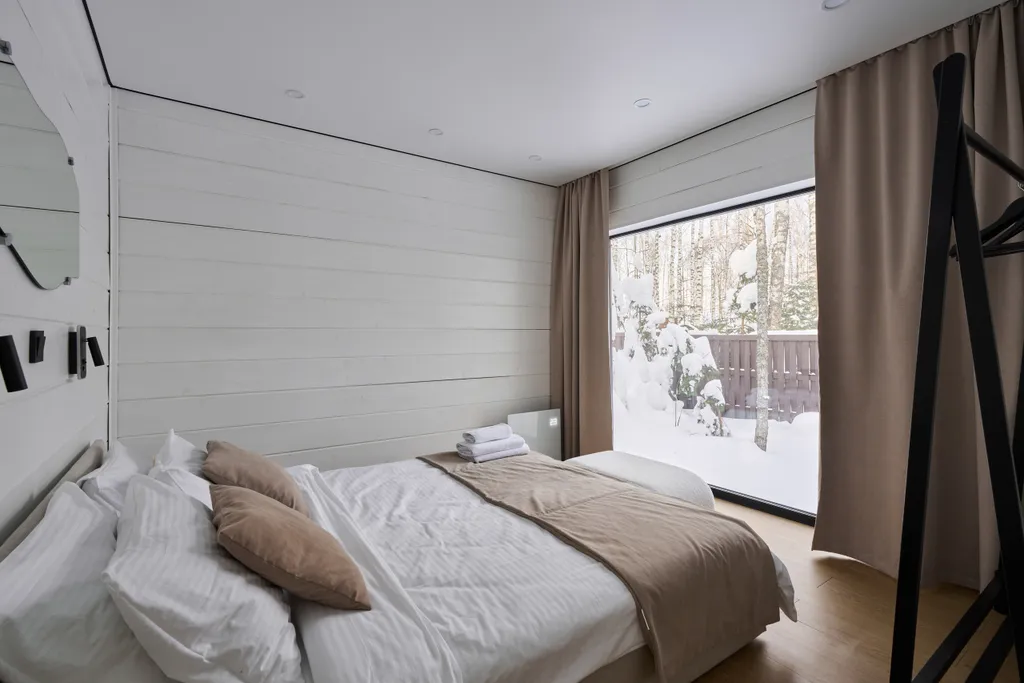 Панорамный дом в окружении леса с сауной