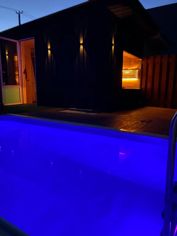 Дом с теплым бассейном на озере