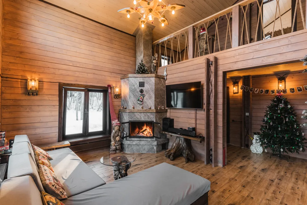 Дом Talotonttu на холме в окружении леса