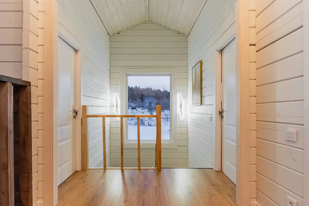 Новый дом с видом на озеро, сауной, гриль-домом и детской площадкой