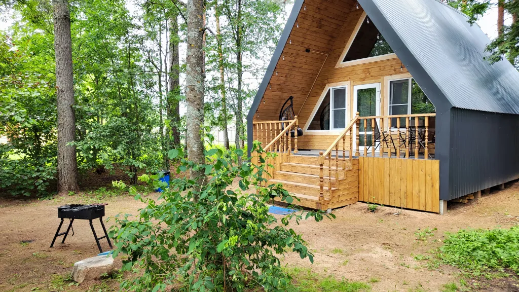 Коттедж Коттедж Амфрейм 6 местный у озера с баней, чаном и детской площадкой с батутом — Ланино