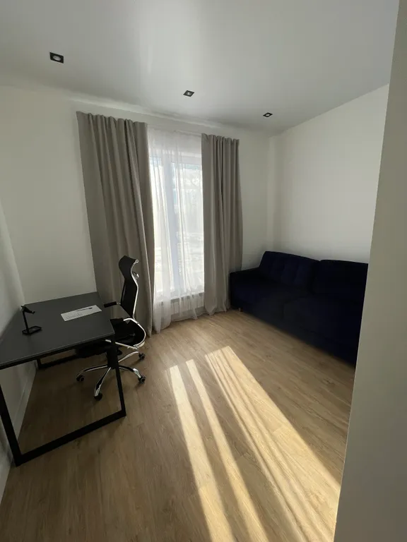 Просторный дом с камином в сосновом лесу