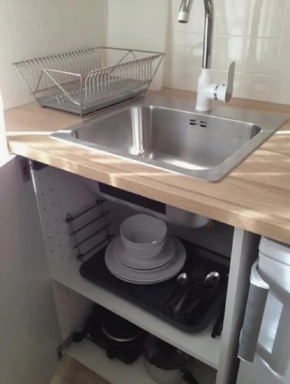 Небольшая комната с мини-кухней и общей ванной комнатой