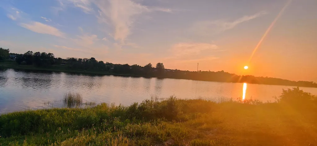 Уютный дом на берегу реки Великой