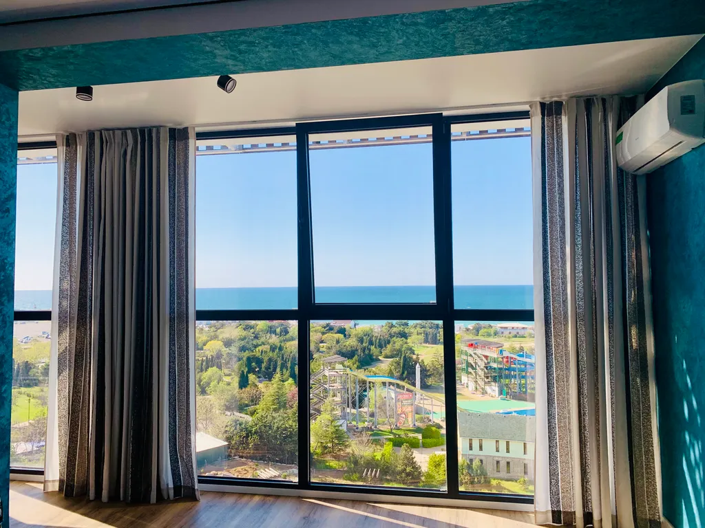 Элитная квартира с панорамным окнами витражами с видом на море