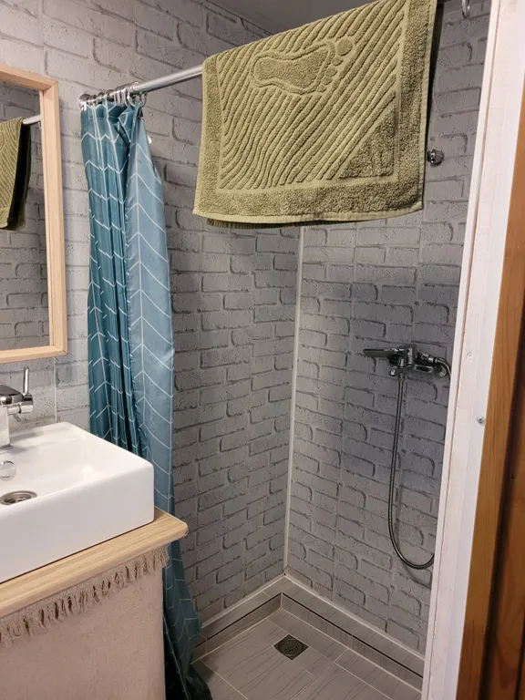 Домик у снежных вершин