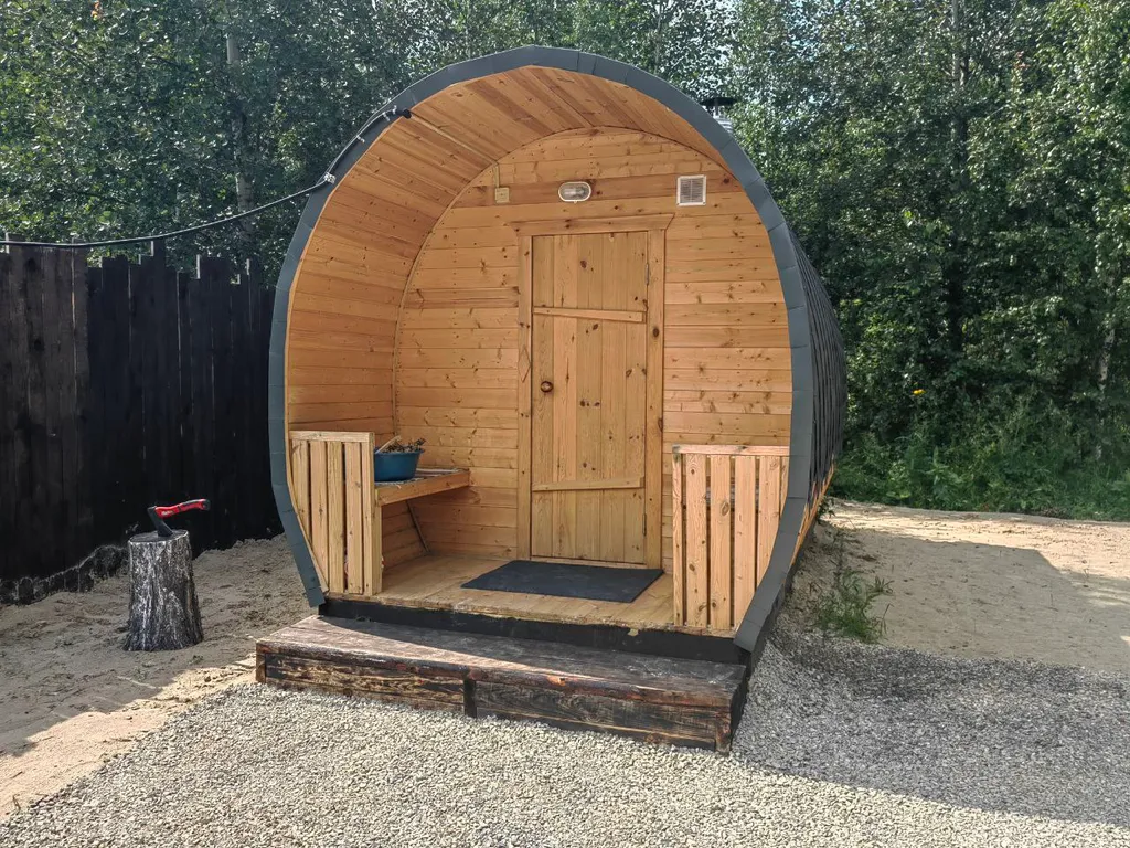 Уединенный домик возле леса