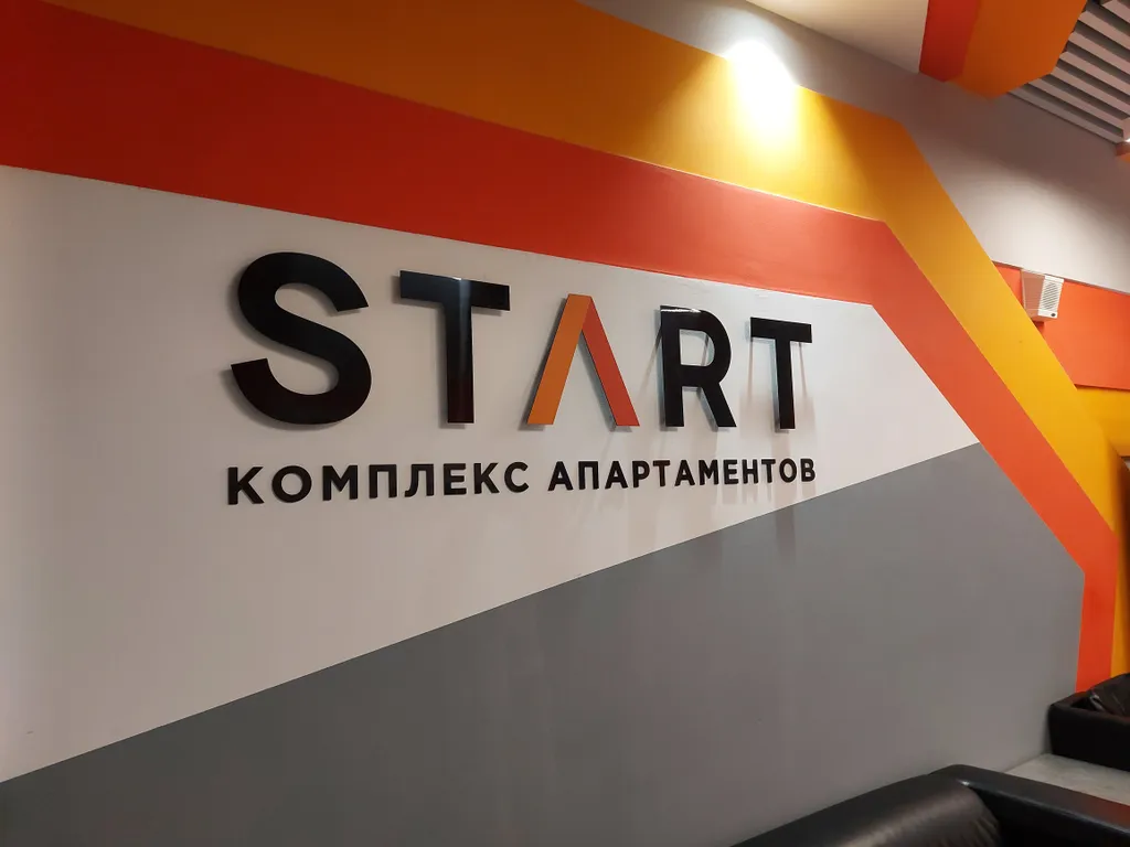 Студия с барной стойкой у окна