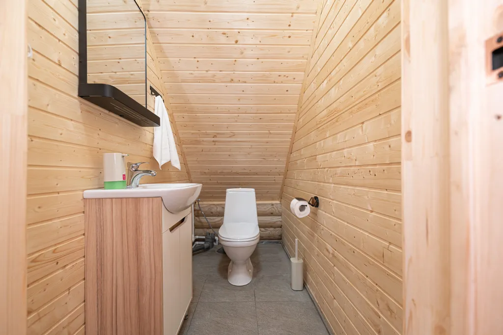 Сруб на озере