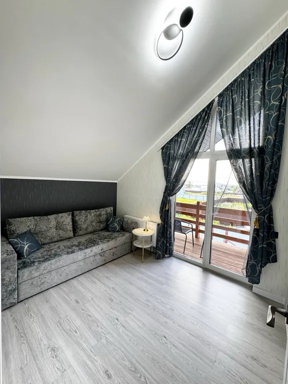 Стильный дом-шале с панорамными окнами, террасой и костровой зоной