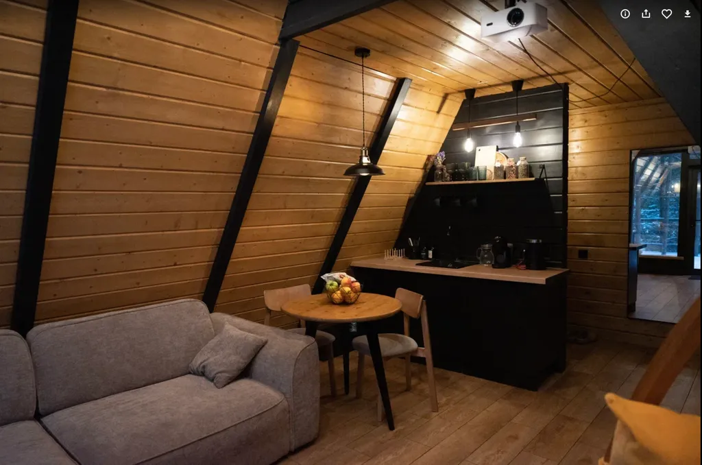 Хижина - треугольный дом в лесу