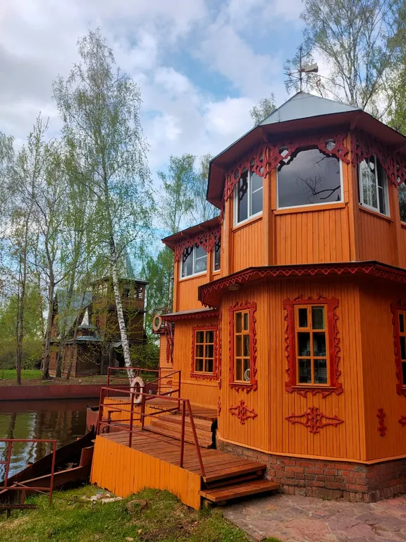 Резной дом с баней и бильярдом на берегу реки Уча