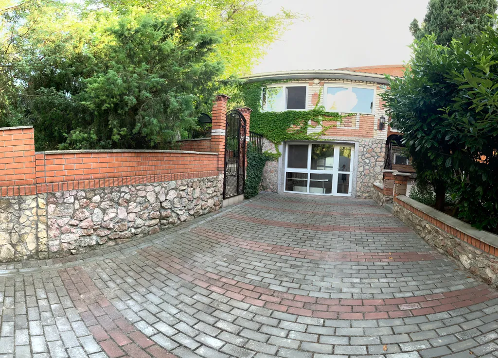 Коттедж Добротный кирпичный дом со своим двором в усадьбе Можжевеловый дворик — Айвовое