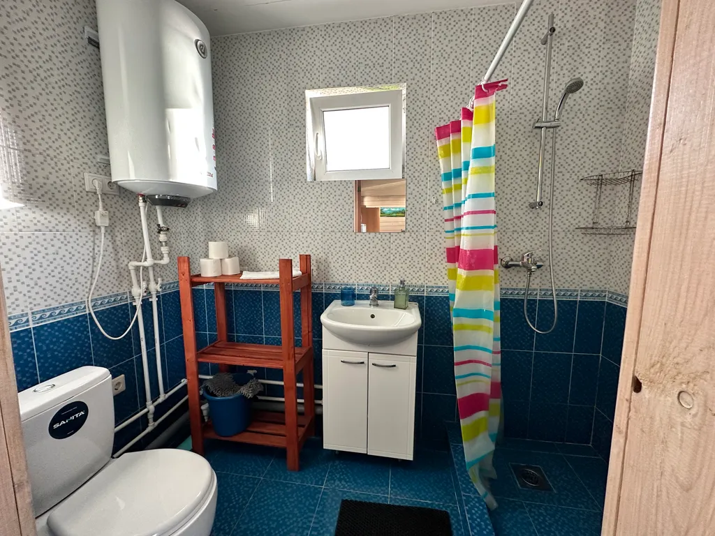 Дом с панорамными окнами на берегу озера на 6 чел с баней на територии