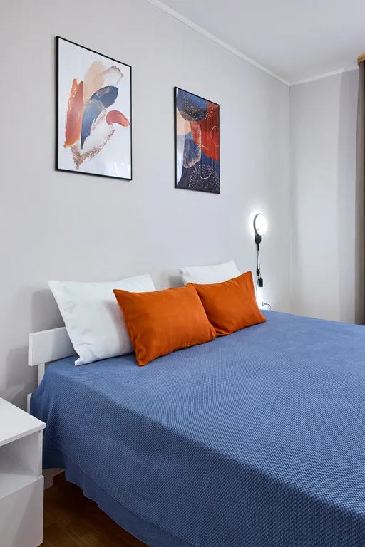 Дом с видом на монастырь