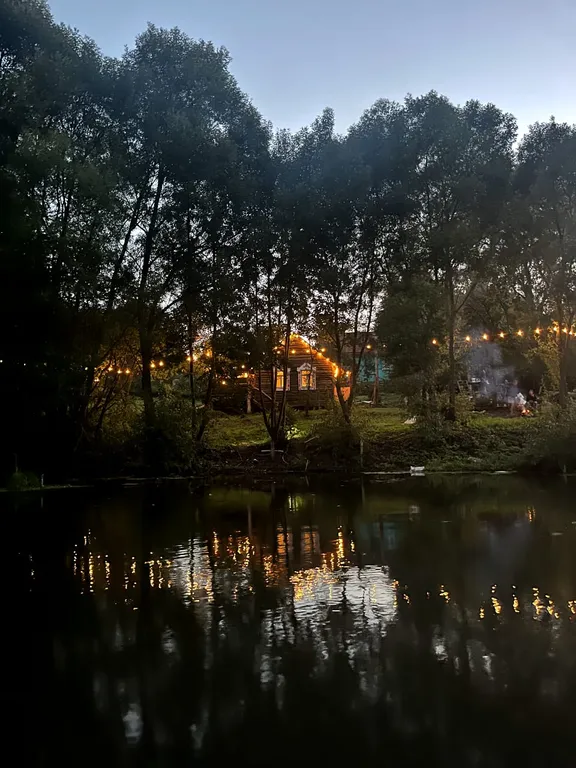 Изба с уютом детства, деревенский дом с баней и русским бытом