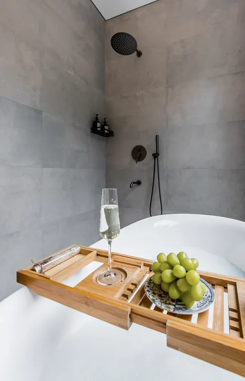 Уютный дом в окружении  леса