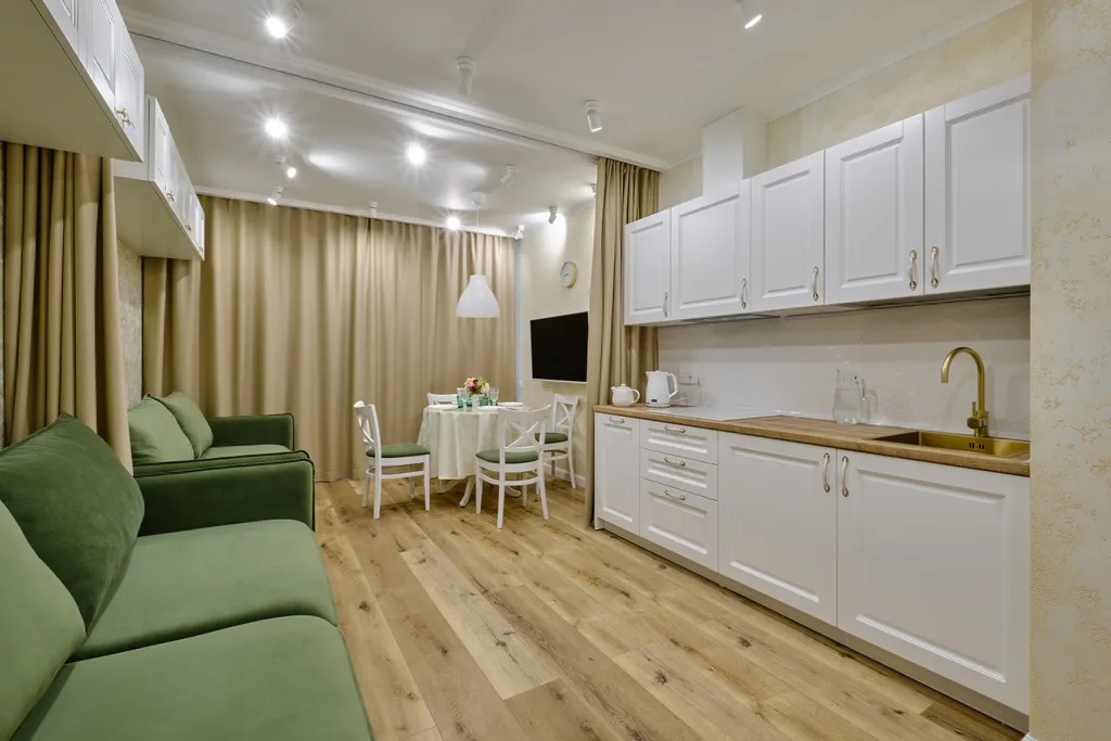 Квартира с дизайнерским ремонтом и видом на горы на побережье