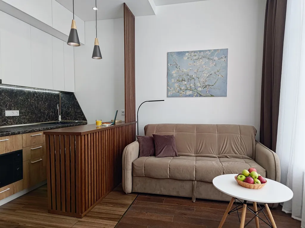 Студия с панорамным окном в окружении леса