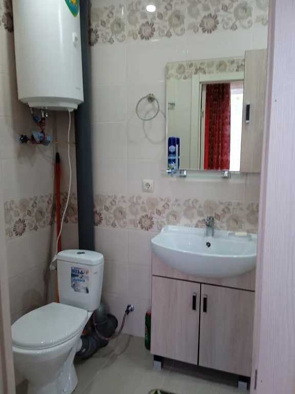 Уютный домик у реки с видом на горы