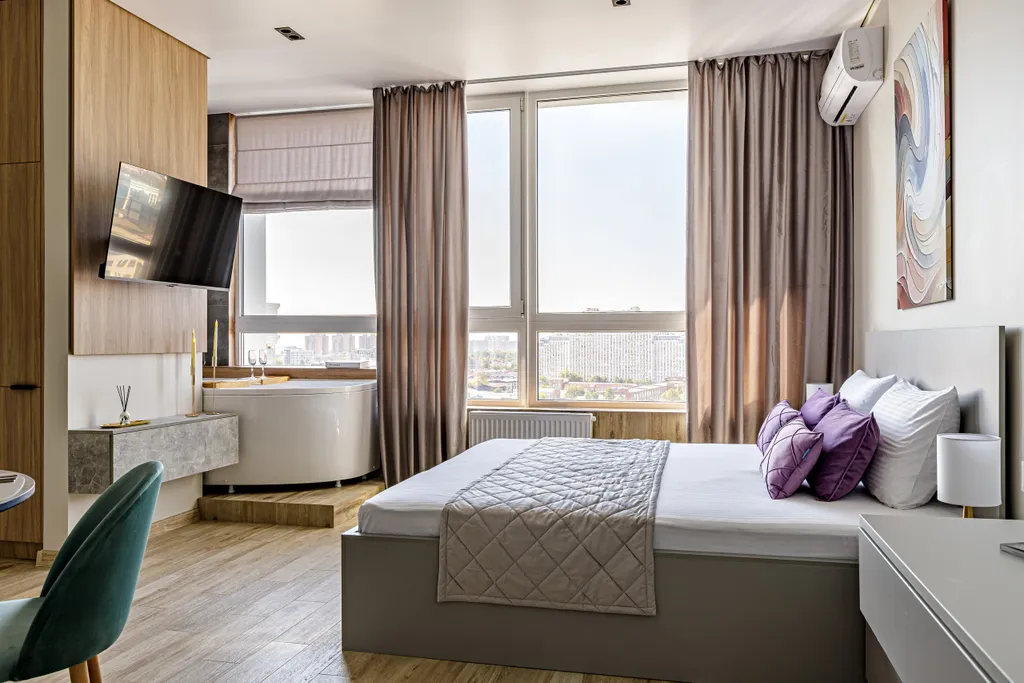 VIP-студия с роскошной ванной у панорамного окна