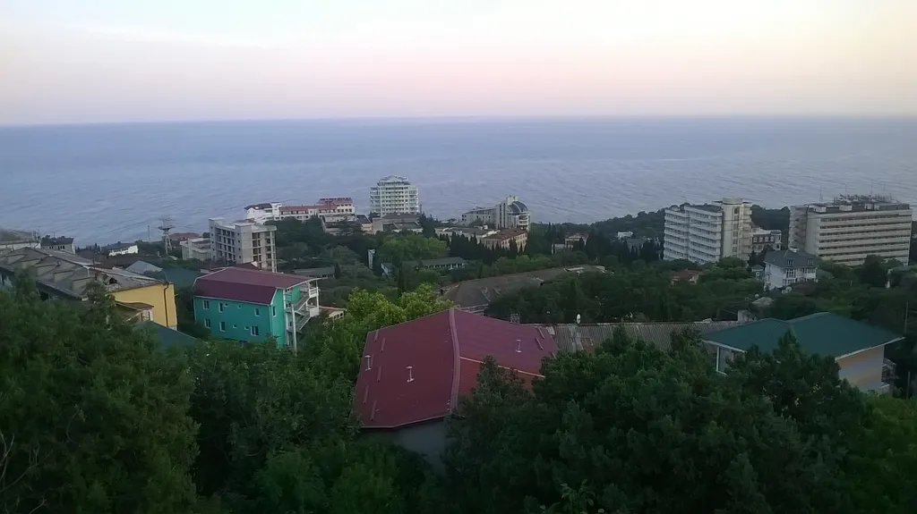 Дом 2 уровня со своим двором