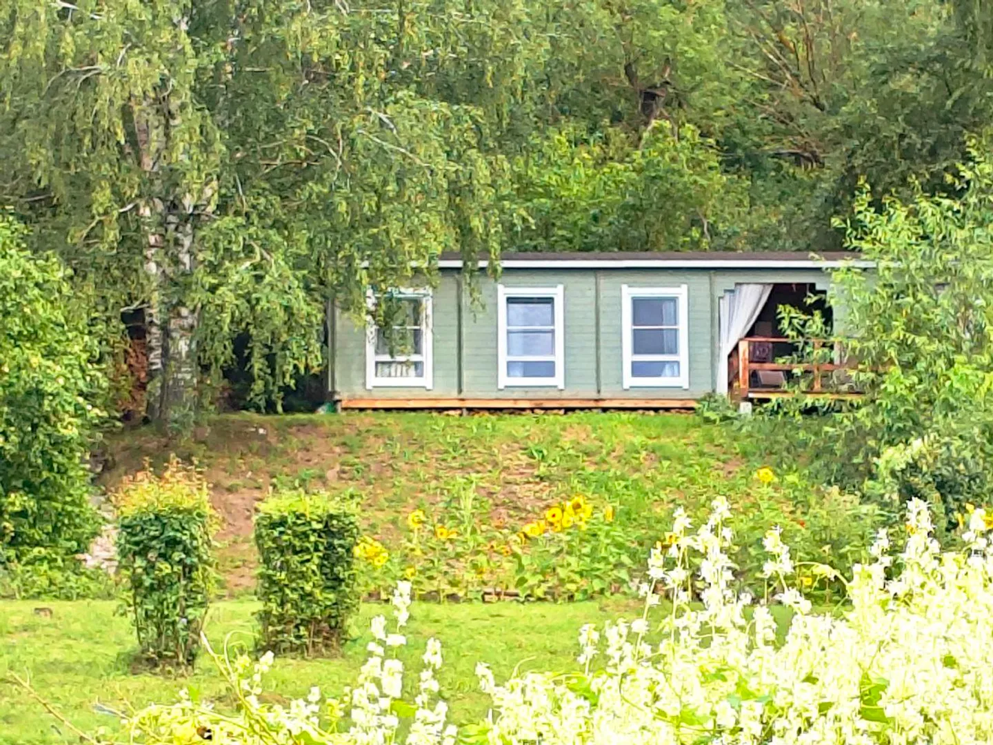 Дом расположен на склоне