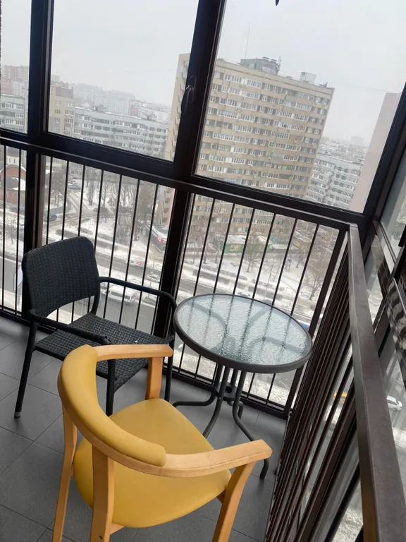 Квартира-студия с панорамным балконом в центре города