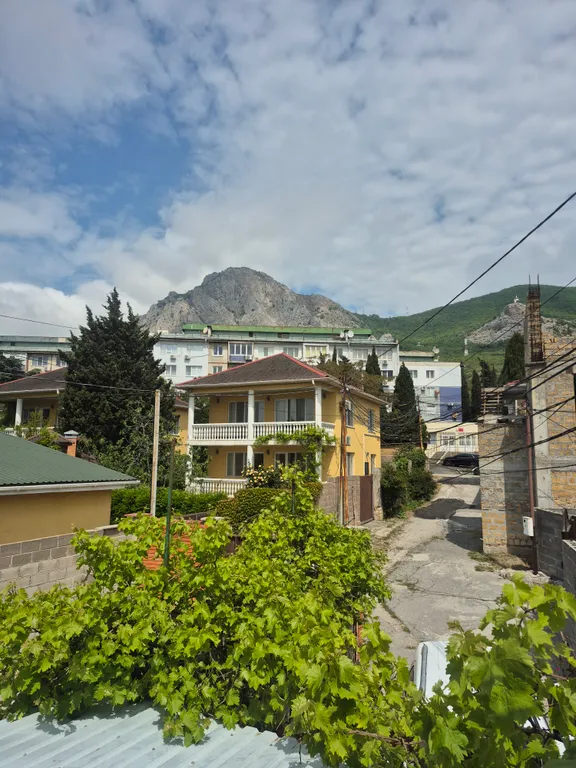 Часть дома с верандой и видом на море, горы и храм