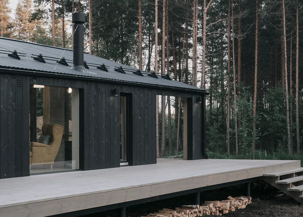 Загородный дом с просторной террасой и баней