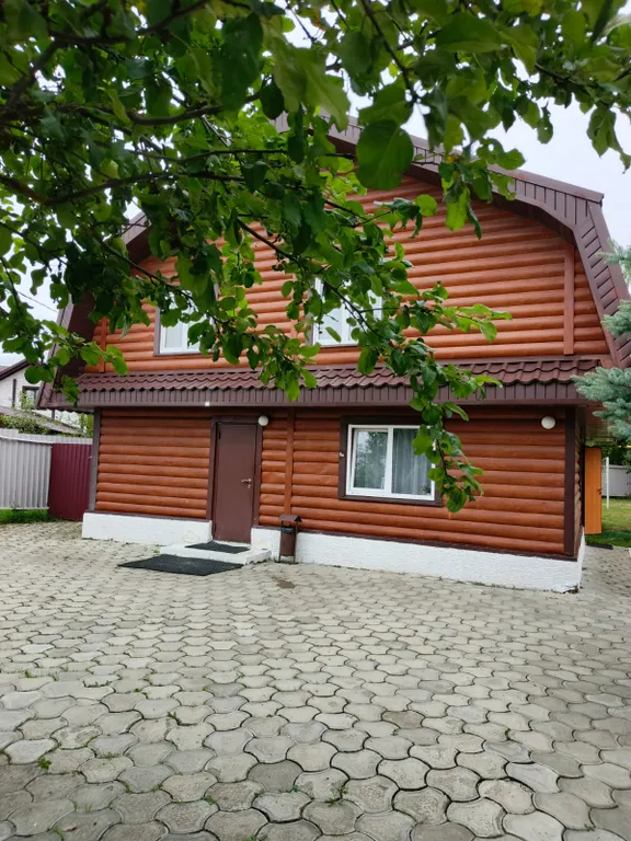 Дом коттедж в черте города