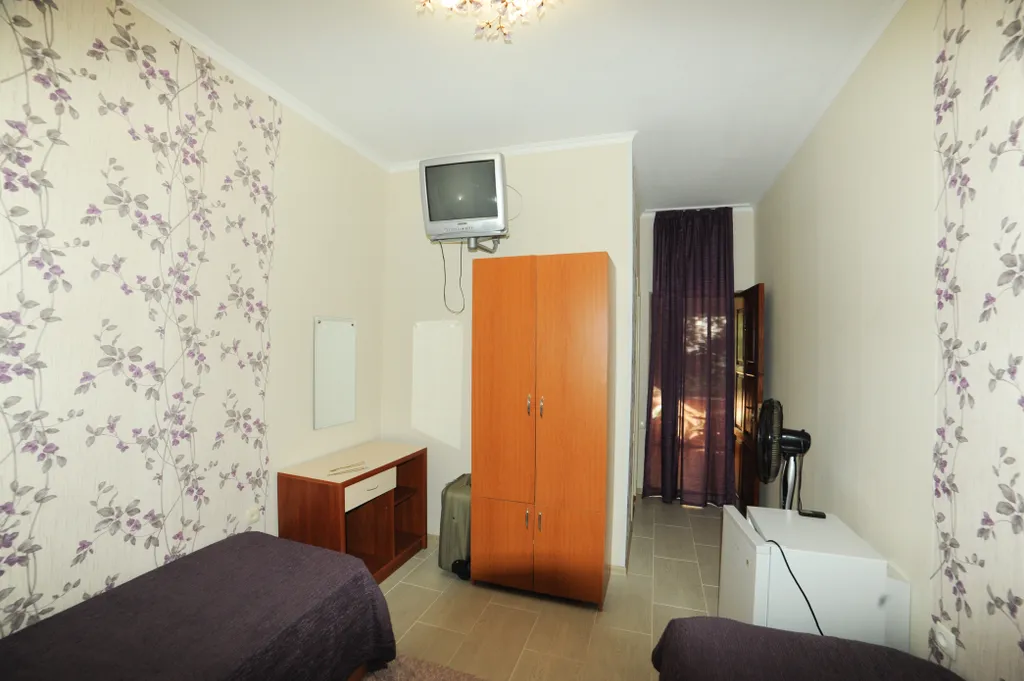 Отдельно стоящий коттедж из двух комнат, кухни и террасы