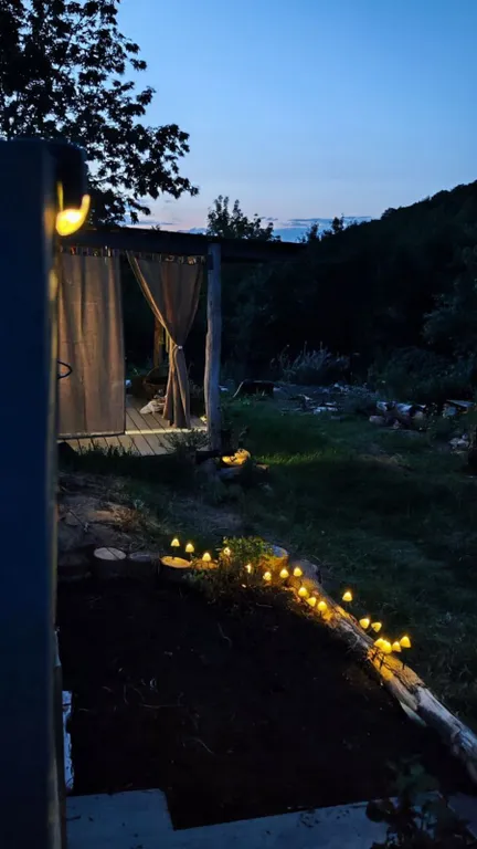 Дом-берлога в лесу с видом на горы