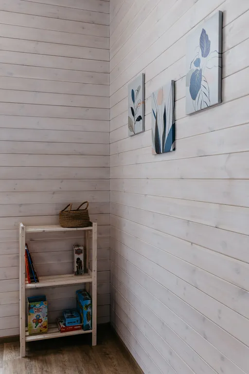 Дом с панорамными окнами и террасой в окружении леса