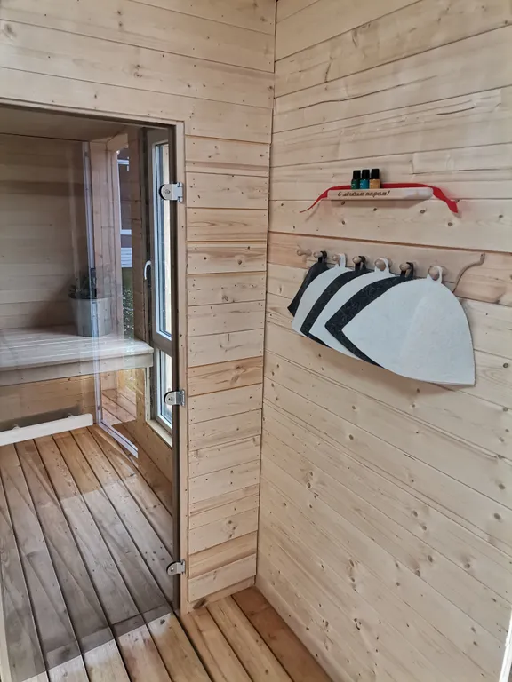 Дом у берёзы с баней в тихом месте возле леса и реки