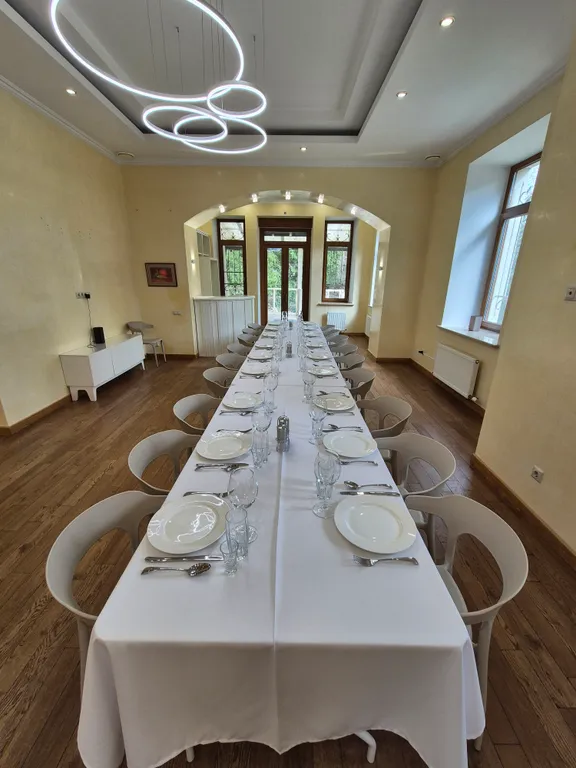 Особняк с большим бассейном в живописном лесном поселке