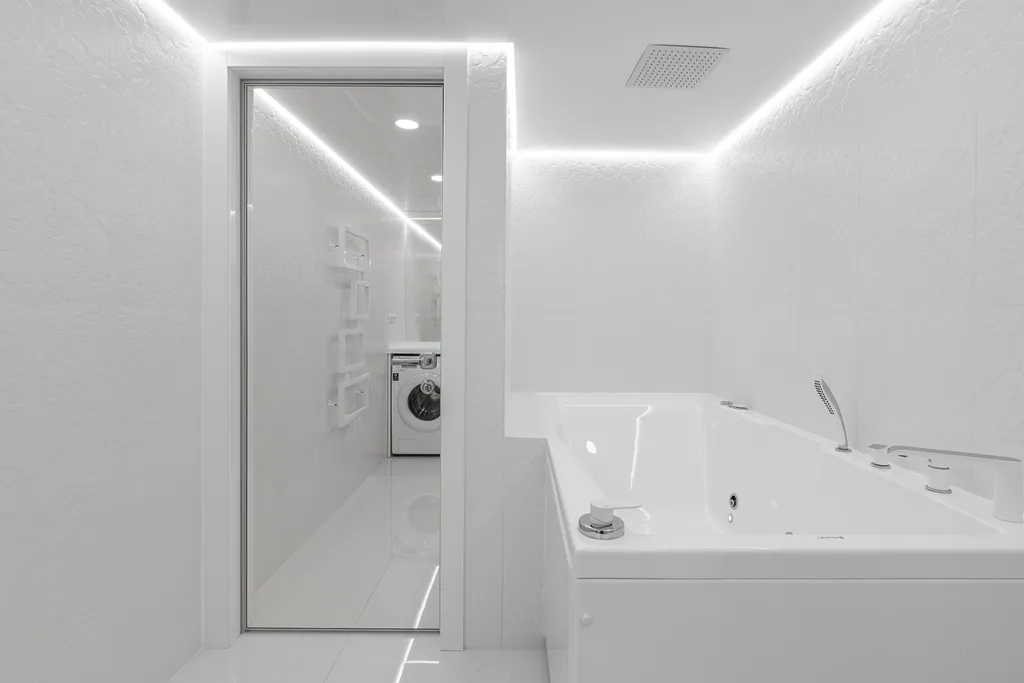 Белые двухъярусные апартаменты с балконом и видом на Невский проспект