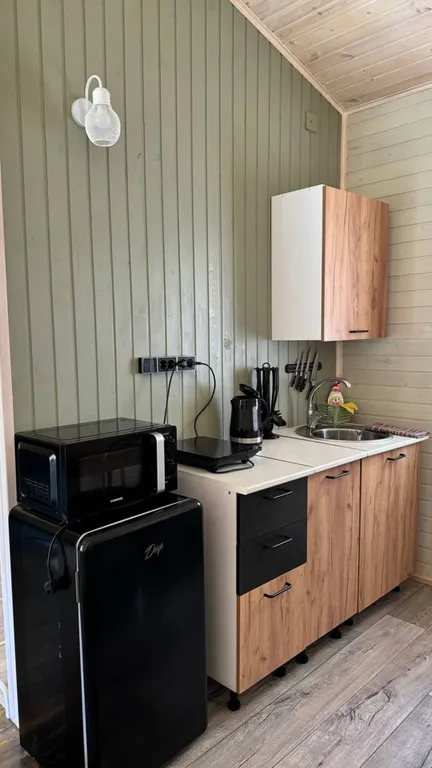 Современная студия на берегу реки