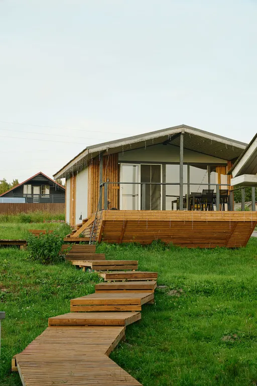 Уютный домик на берегу озера